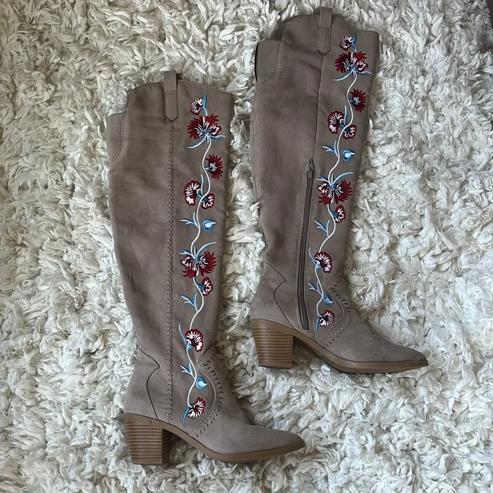 Carlos Santana Alexia boots taupe w/vibrant red,blue & white embroidery Size 6